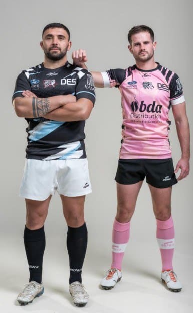 Deux joueurs de rugby en tenue de club Eldera, maillots personnalisés aux couleurs et sponsors du club