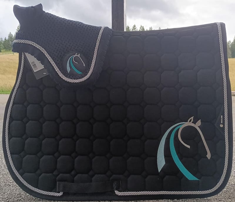 Broderie · tapis de selle et bonnet Equiline