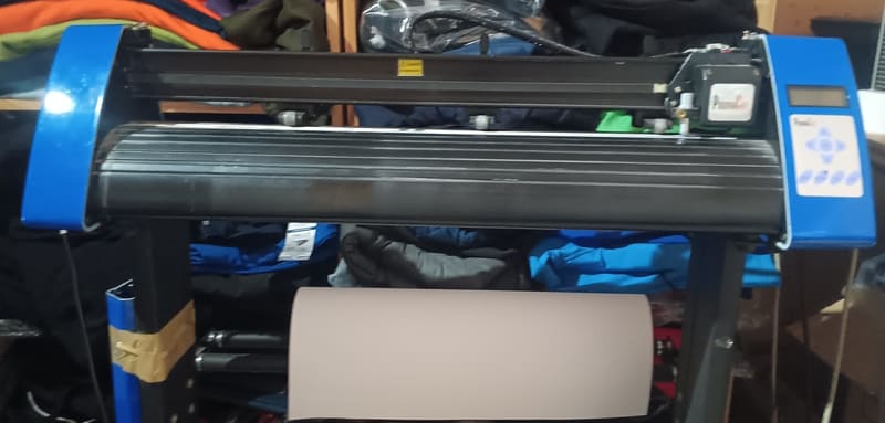Presse à chaud appliquant un flex thermocollant sur un textile