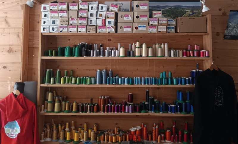 Mur de bobines de fils de broderie dans toutes les teintes — atelier Fastnett