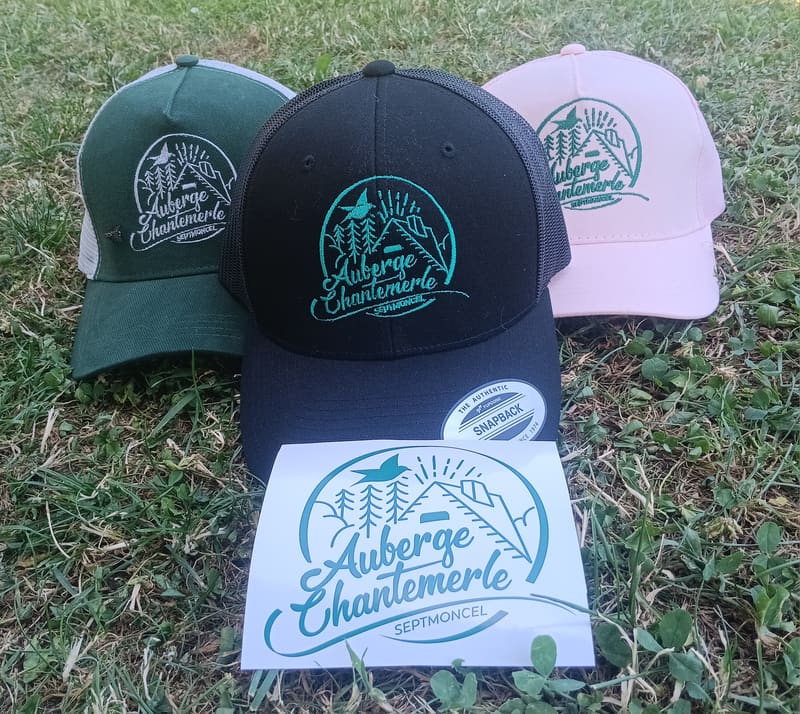 Casquettes brodées et stickers (impression sur adhésif)