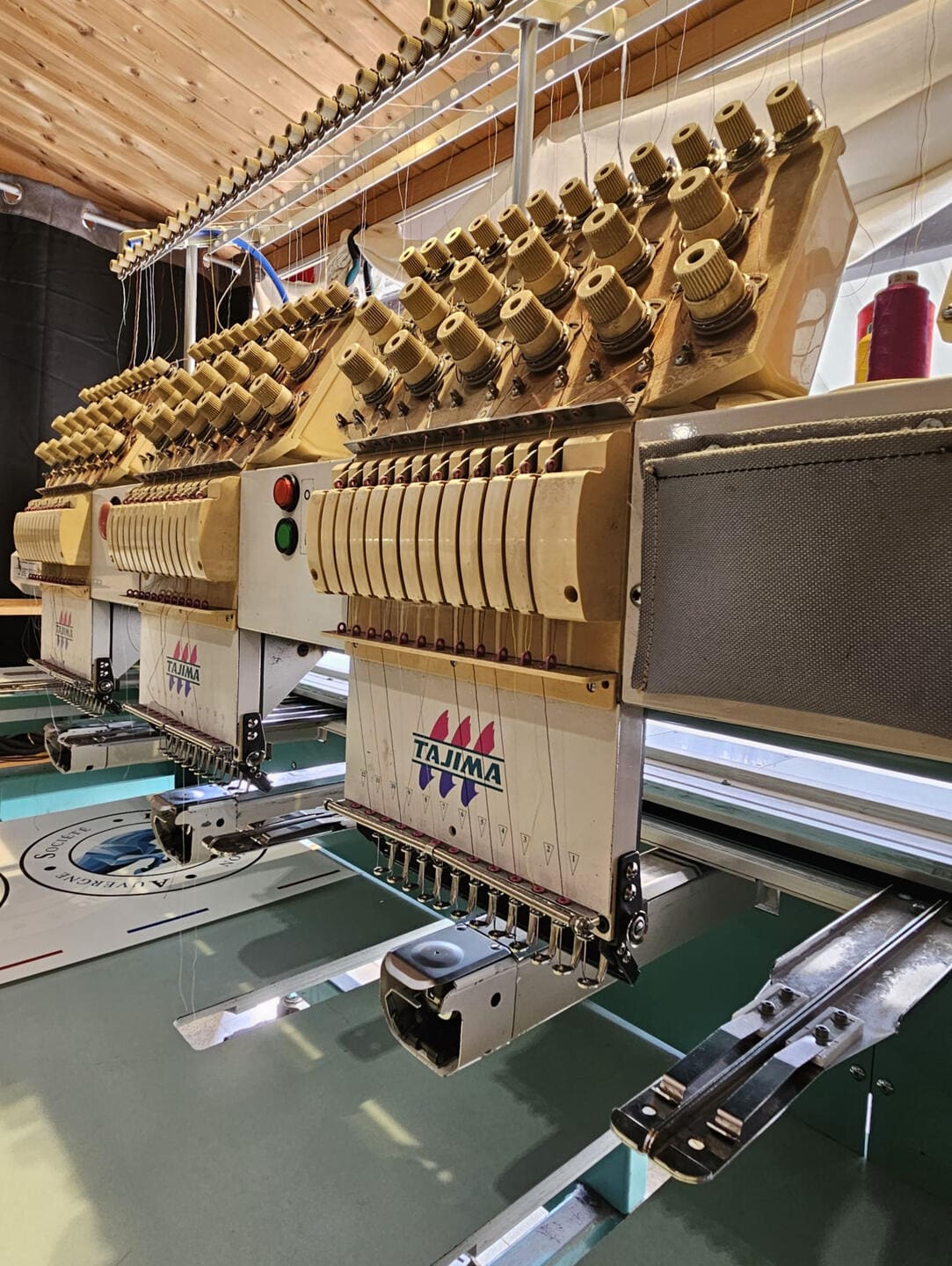 Tête de brodeuse industrielle Tajima multi-aiguilles en production